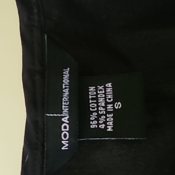 Black sleeveless blouse with snap closures. Size small - Picture 4 of 8